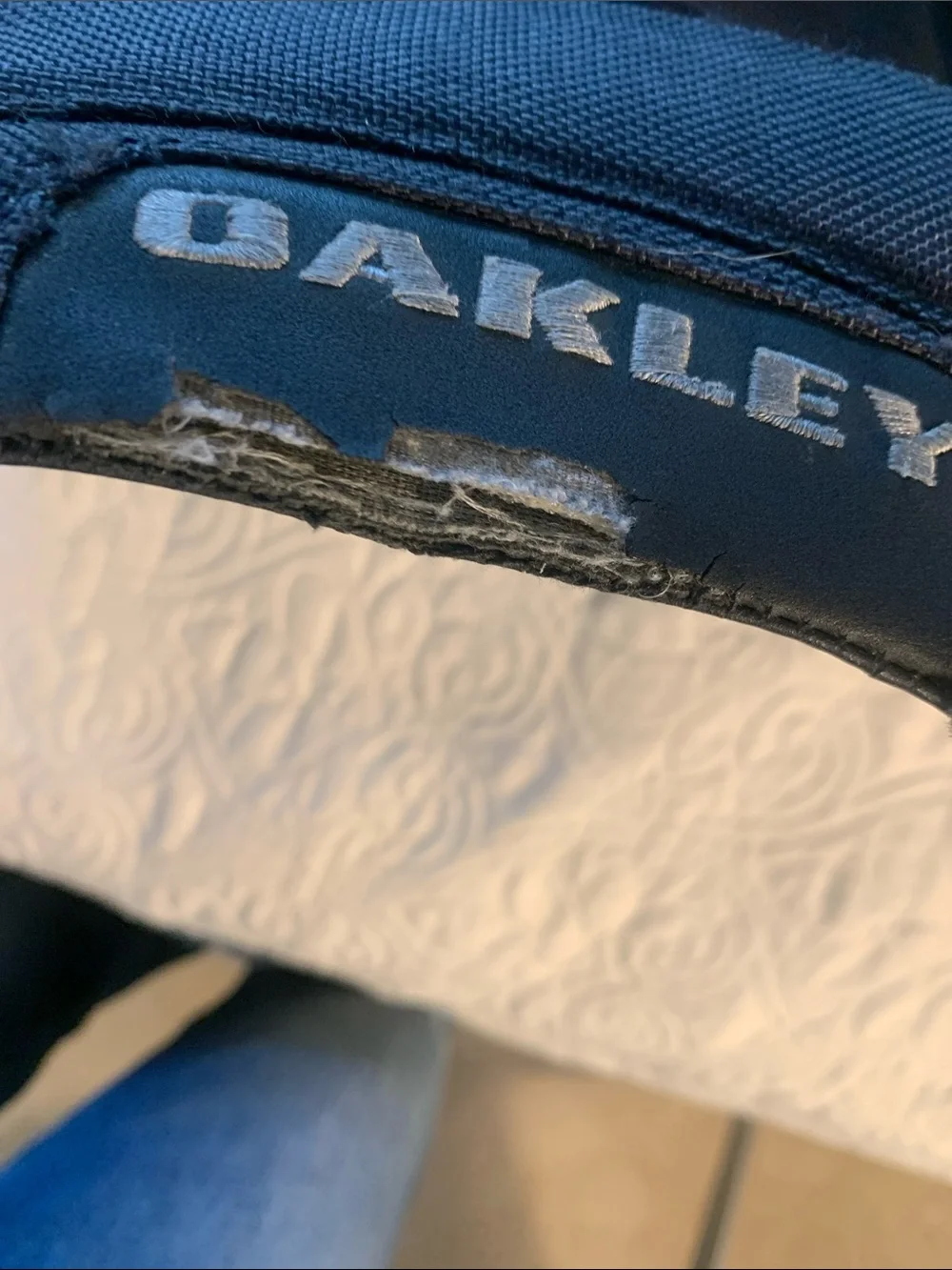Oakley durable messenger